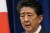 아베 신조 일본 총리가 28일(현지시간) 도쿄 총리 관저에서 기자 회견을 열고 건강상의 이유로 사퇴 의사를 밝히고 있다. [AP=연합뉴스]