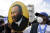 28일(현지시간) '워싱턴 행진' 행사에 참석한 남성이 마틴 루터 킹 목사의 초상화를 들고 있다. [AP=연합뉴스]