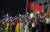 북한 노동신문이 29일 공개한 사진 중에는 평양 4.25문화회관 광장에서 열린 청년절 공연을 관람하는 일부 북한 시민들이 마스크를 착용한 모습도 공개됐다. 북한노동신문=뉴스1