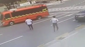 [영상]제동기 풀려 80m 후진한 '아찔 버스' 시민 둘이 세웠다