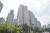 정부의 규제가 쏟아지던 6월 이후, 서울에서 가장 많이 거래된 아파트 1위를 기록한 강북구 미아동 'SK북한산시티'의 전경.  ［사진 네이버부동산］