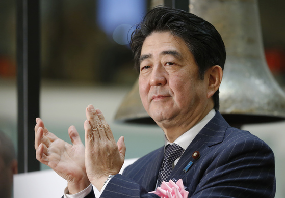 아베 총리가 2013년 12월31일 도쿄증권거래소를 방문해 그해 마지막 장 마감 이후 박수를 치고 있다. [중앙포토]