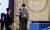 2017년 8월 17일 문재인 대통령 취임 100일을 맞아 청와대 영빈관에서 열린 기자회견에앞서 탁현민 당시 행정관이 관계자와 이야기를 하는 모습. 청와대 사진기자단