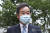 이낙연 민주당 대표가 31일 오후 서울 종로구 자택 앞에서 자가격리 해제 후 인사를 하고 있다. [연합뉴스]