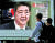 지난 28일 아베 신조 총리의 총리직 사퇴 발표를 TV로 보는 도쿄 시민들. [EPA=연합뉴스]