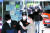 1일 서울 잠실구장에 도착한 한화 선수들이 마스크를 착용한 채 체온 측정을 받은 뒤 입장하고 있다. [뉴스1]