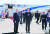 31일 아부다비로 가는 이스라엘 여객기 탑승 전 연설하는 쿠슈너 백악관 선임보좌관. 왼쪽은 오브라이언 국가안보보좌관. [로이터=연합뉴스]