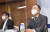 홍남기 부총리 겸 기획재정부 장관(오른쪽)이 지난달 28일 정부세종청사에서 열린 사전 기자회견에서 '2021년도 예산안'에 대해 설명하고 있다. [사진 기획재정부 제공]