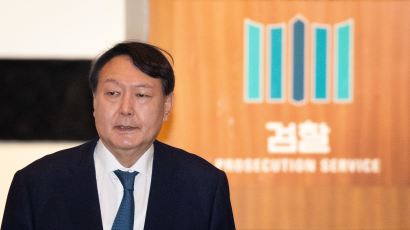 尹, 떠나는 후배들과 다화 송별 "어디든 억울한 사람들 있다"