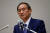 스가 요시히데 일본 관방장관이 2일 기자회견을 열고 자민당 총재 선거 출마를 발표하고 있다. [로이터=연합뉴스]