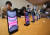 지난해 10월 서울 신사동 애플 가로수길 매장에서 열린 애플 아이폰11 국내 출시 행사를 찾은 고객과 미디어 관계자들이 아이폰11, 아이폰11프로, 아이폰11프로 맥스 제품을 살펴보고 있다. [연합뉴스]