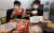 한국소비자원이 2일 정부세종청사 공정거래위원회 기자실에서 열린 '컵밥 가격·품질 비교정보' 브리핑에서 시험대상 제품을 공개하고 있다. 뉴스1