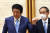 아베 신조 일본 총리가 지난 5월 기자회견을 마친 후 스가 요시히데 관방장관을 손으로 가리키고 있다. 두 사람은 2002년 북한 문제로 인연을 맺은 후 정치적 여정을 함께 해왔다. [AP=연합뉴스]
