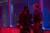 '테넷'에서 주인공이 또 다른 작전요원 닐(로버트 패틴슨, 오른쪽)이 '인버전'이 가능한 회전문이 있는 공간에 서있다. 각각 푸른색과 붉은색이 비치는 두 공간이 양쪽을 볼 수 있는 유리문으로 나뉘어져 있다. [사진 워너브러더스 코리아]