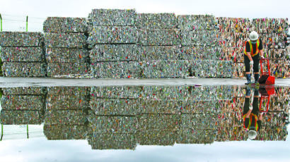 [한 컷] ‘언택트’ 소비로 늘어난 재활용 쓰레기