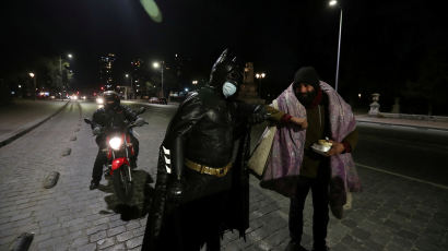 [영상]매일 밤거리 떴다, 코로나가 소환한 칠레 '배트맨' 정체