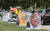1일(현지시간) 미국 미시간주 디트로이트 벨섬에 전시된 코로나19로 사망한 희생자들의 사진에 희생자들을 기리며 유가족들이 매단 것으로 보이는 풍선과 꽃이 놓여있다. 로이터=연합뉴스