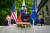 마이크 폼페이오 국무장관이 지난달 13일 슬로베니아를 방문해 안지 로가 외무장관과 5G 이동통신 기술에 관한 양해각서에 서명하고 있다. [AFP=연합뉴스]