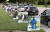 1일(현지시간) 미국 미시간주 디트로이트 벨섬에서 시민들이 차량을 탄 채 코로나19로 사망한 희생자들의 사진들이 전시된 추모공원을 지나고 있다. 로이터=연합뉴스