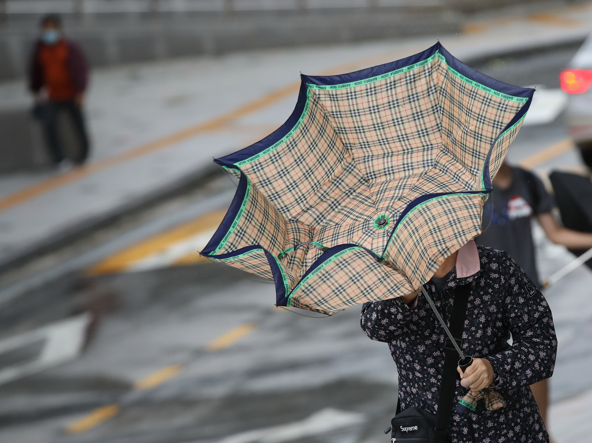 여전히 강한 바람이 불고 있는 3일 오전 서울대병원에서 한 시민의 우산이 바람에 뒤집히고 있다. 연합뉴스