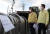 양승조 충남지사(오른쪽)가 지난 3일 직원들이 코로나19에 집단 감염된 충남 청양군의 김치공장을 둘러보고 있다. [사진 충남도]