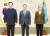싱하이밍 대사(왼쪽)가 문재인 대통령, 강경화 외교부장관과 신임장 제정 후 찍은 기념 사진.