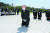 김종인 미래통합당 비상대책위원장이 지난달19일 오전 광주 북구 국립5·18민주묘지에서 무릎 꿇고 참배하고 있다. [뉴스1]