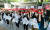 6월 11일 서울 서초구 중앙지방법원 앞에서 열린 텔레그램 성착취 공동대책위원회 기자회견 '우리의 연대가 너희의 공모를 이긴다'에서 참석자들이 함께 연대의 의미로 끈을 잇는 퍼포먼스를 하고 있다. 뉴스1