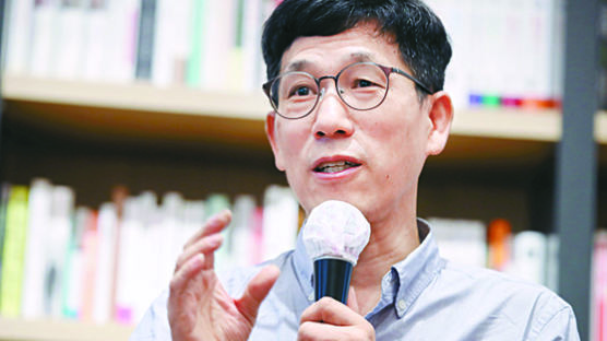 경찰, “진중권, 조국 명예훼손” 고발건 불기소의견 송치