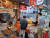 지난 6월 26일 서울 강동구 암사시장에서 진행된 라이브커머스 방송에서 쇼호스트 '미미언니'가 반찬가게 순수한찬에서 상품을 설명하고 있다. [사진 네이버]