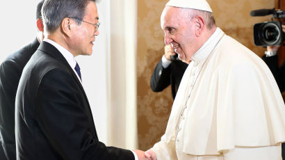 프란치스코 교황, 문 대통령에 메시지 "북한과 평화 이루기 위해 노력해주길"