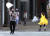 6일 강한 바람에 부서진 우산을 든 시민들이 가고시마 시내를 지나고 있다. [EPA=연합뉴스]