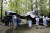차박이라 해도 텐트가 있으면 편리하다. 비를 막아줄 어닝 텐트를 설치하고 있는 소중 학생기자단.