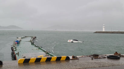 경남 사천 여객터미널서 차량 바다 추락…탑승자 1명 의식 잃어