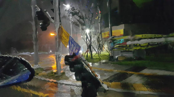 태풍 '하이선' 오전9시 부산 최근접…강풍에 신호등도 부러져