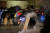 지난 3월 경찰 체포 과정에서 불거진 흑인 남성 대니얼 프루드의 ‘복면 질식사’ 사건이 뒤늦게 알려지며 뉴욕주 로체스터시에서 항의 시위가 잇따르고 있다. 5일(현지시간) 우산이나 임시 방패로 최루탄을 막는 시위대. [로이터=연합뉴스]