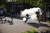 7일 미국 오리건주 청사 앞에서 트럼프 대통령 지지자가 인종차별 반대 시위자와의 싸움에서 소화기를 분사하고 있다, 로이터=연합뉴스
