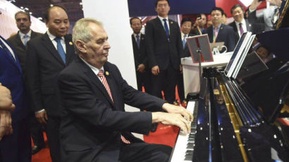 돌연 주문 취소된 체코 피아노…中 자극한 한마디 "난 대만인"