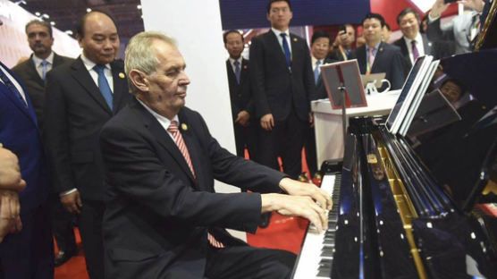 돌연 주문 취소된 체코 피아노…中 자극한 한마디 "난 대만인"