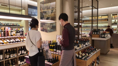 외출은 안해도 와인매장엔 갔다…7~8월 와인 매출 56%↑