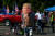 7일 오리건 시에 모인 한 트럼프 대통령 지지자가 트럼프 가면을 쓰고 있다. AFP=연합뉴스