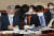 지난 2일 국회 과방위 전체회의에 참석한 최기영 과기부 장관과 한상혁 방송통신위원장. 사진 연합뉴스