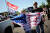 트럼트 대통령 지지자들이 7일 오리건 주 포틀랜드에서 별과 선 대신 소총이 그려진 미국 국기를 들고 집회에 참석하고 있다. 로이터=연합뉴스
