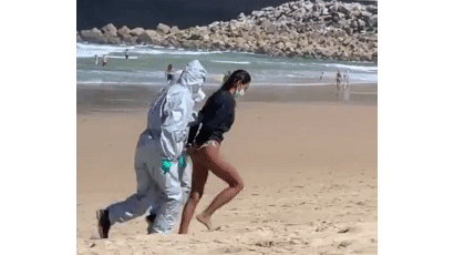 [영상]"코로나 확진자라고?" 해변서 끌려나온 서핑女의 정체