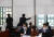  지난달 26일 서울 여의도 국회에서 열린 보건복지위원회 전체회의에서 국회 사무처 직원들이 코로나19 확산 방지를 위해 환기를 시키고 있다. 오종택 기자
