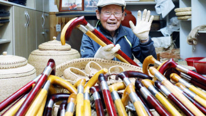 암 수술 받고도 지팡이 깎은 92세 할아버지…또 1000개 만들어 기부