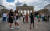 지난 8월 4일 독일 수도 베를린의 명소인 브란덴부르크 문 앞에 관광객들이 몰려 있다. 마스크를 쓰거나 사회적 거리두기를 한 사람은 찾기 어렵다. AFP=연합뉴스 