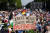 독일에서 코로나19 방역을 위한 규제에 반대하는 극우파 시위대가 베를린 전승기념탑 앞 거리를 메우고 있다. 코로나 재확산 경고를 무시하는 '1파, 2파, 영원한 파도인가'라는 글귀가 보인다. EPA=연합뉴스