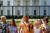 지난 8월 24일 미국 도널드 트럼프의 부인인 퍼스트레이디 밀레니아 트럼프(가운제)가 교육 장관인 베스티 덱소스(왼쪽부터)와 마크 펜스 부통령의 부인인 세컨드레이디 카렌 펜스와 함께 백악관 앞에서 미국에서 여성의 투표권을 보장한 수정헌법 제19조 제정 100년을 기념하는 행사에 참가하고 있다. 수정헌법 제19조는 19세기 후반 시작된 미국 여성 참정권 운동의 결실이다. 하지만 아이들도 있는 앞에서 아무도 마스크를 쓰지도, 사회적 거리두기도 실천하지 않고 있다. 로이터=연합뉴스 