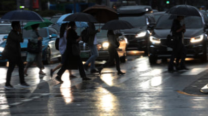 "출근길 우산 챙기세요" 전국 흐리고 강풍 동반 비